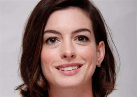 Anne Hathaway exibe barrigão em clique de biquíni